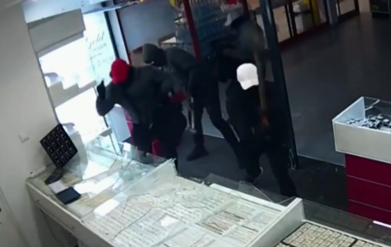 O bandă condusă de români, cu topoare și baroase, a jefuit o bijuterie din Veszprem în câteva secunde. Momentul a fost filmat | VIDEO