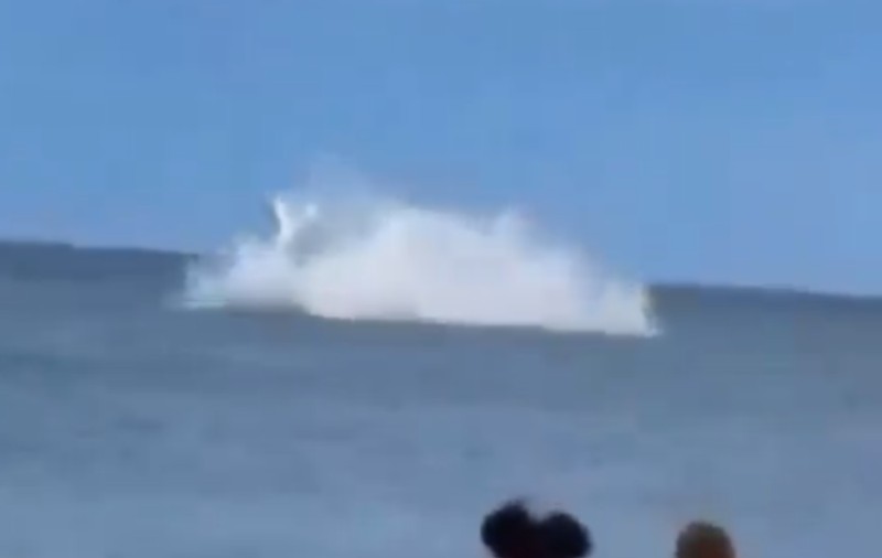 Momentul în care un avion se prăbușește în mare, filmat de turiștii speriați de pe plajă