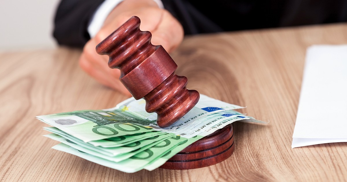 Judecător lovind ciocanul bancnota euro într-o sală de judecată. Foto ilustrativ