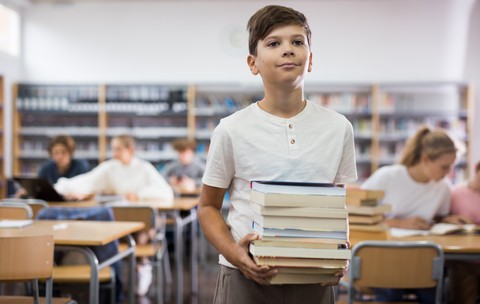 An de an, ghiozdanele elevilor devin din ce în ce mai încărcate cu manuale școlare și auxiliare la aproape fiecare disciplină. Foto: Shutterstock