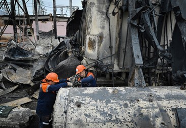 Angajați ai Ukrenergo repară daunele cauzate de bombardamentele rusești la o substație de înaltă tensiune din centrul Ukrainei, 10 noiembrie 2022. Foto: Profimedia