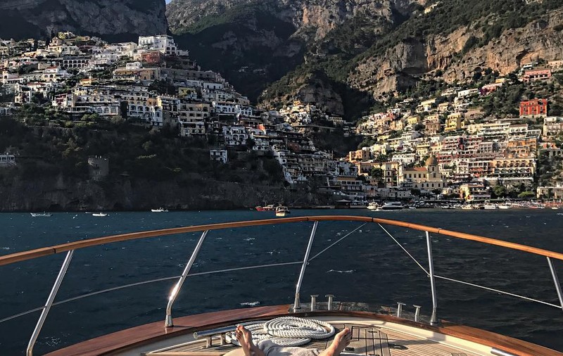 Fotbalistul Alexandru Maxim se relaxează cu logodnica pe Coasta Amafli din Italia / GALERIE FOTO