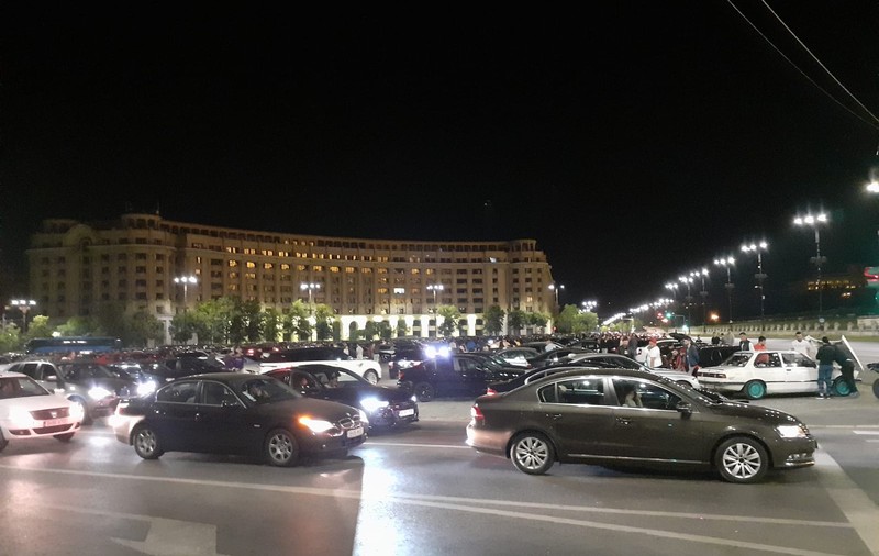 VIDEO| Aglomerație în Piața Constituției. Sute de tineri și-au luat mașinile și și-au dat întâlnire în fața Parlamentului. Ce au făcut polițiștii