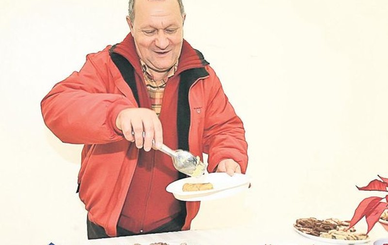 La petrecerea de Crăciun la Paradisul Verde, Ţânţăreanu dă o tonă de carne și una de vin