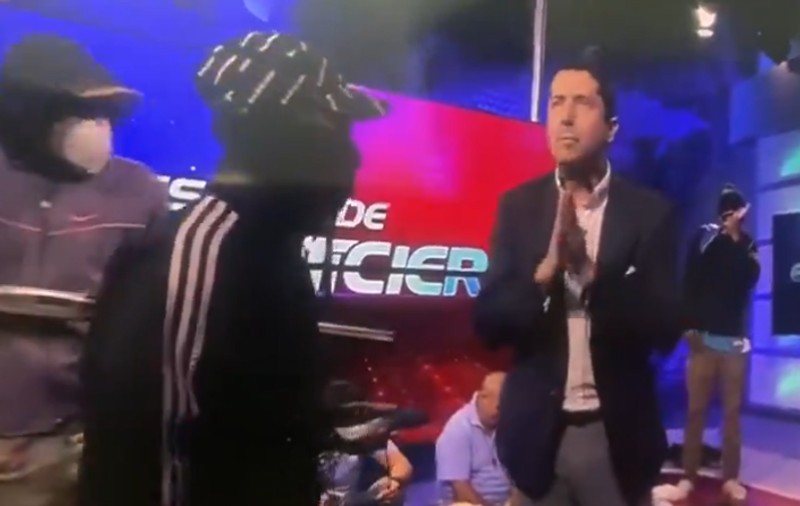 Luare de ostatici în direct la televiziunea publică din Ecuador. Bărbați înarmați au dat buzna pe platou - VIDEO