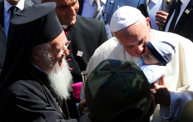 Moment istoric pe insula Lesbos! Papa Francisc s-a întors la Vatican cu 12 imigranți. Suveranul Pontif, apel emoționant către Europa | FOTO și VIDEO