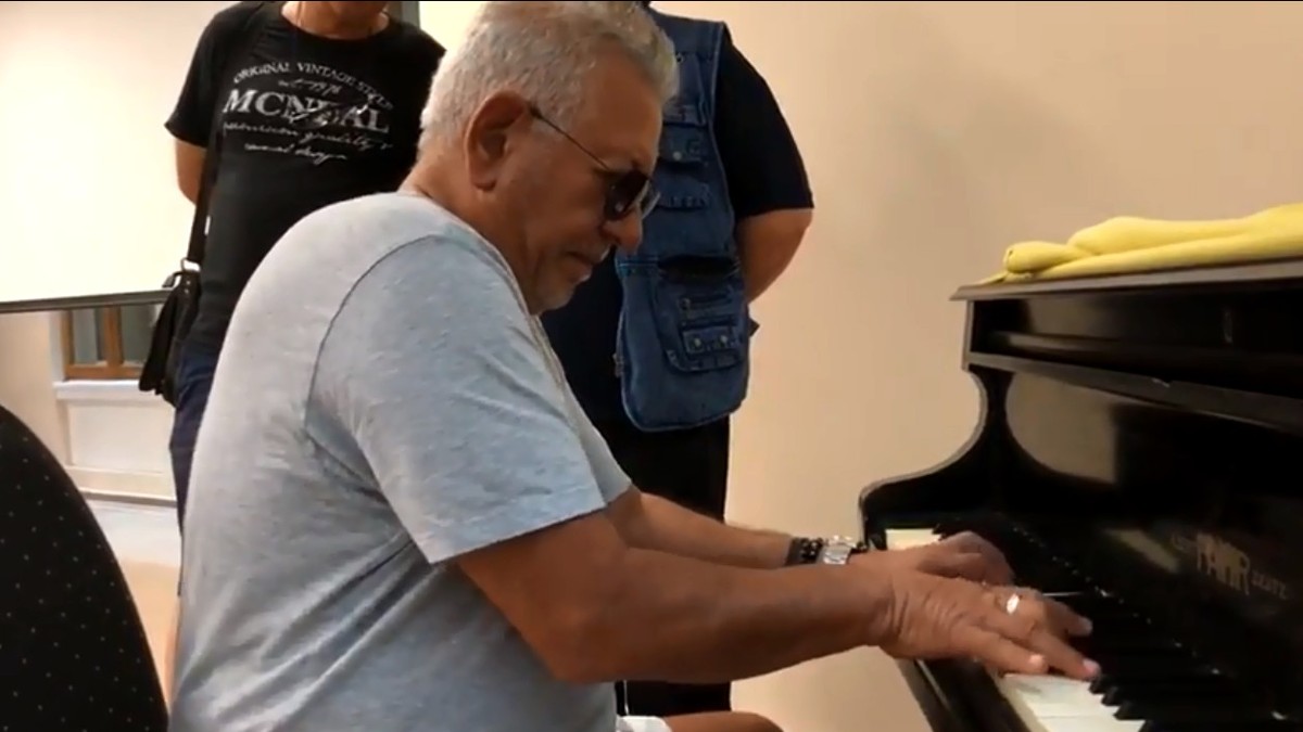 Ovidiu Lipan Țăndărică a interpretat o melodie la pianul Muzeului de Istorie Suceava. A surprins pe toată lumea