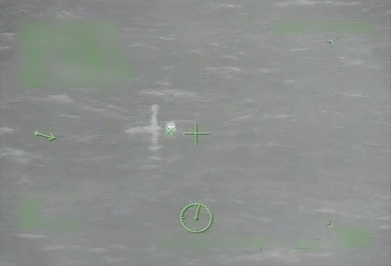 Captură a camerei cu termoviziune din elicopter care l-a reperat pe James Michael Grimes făcând cu mâna din apă. Foto: Profimedia
