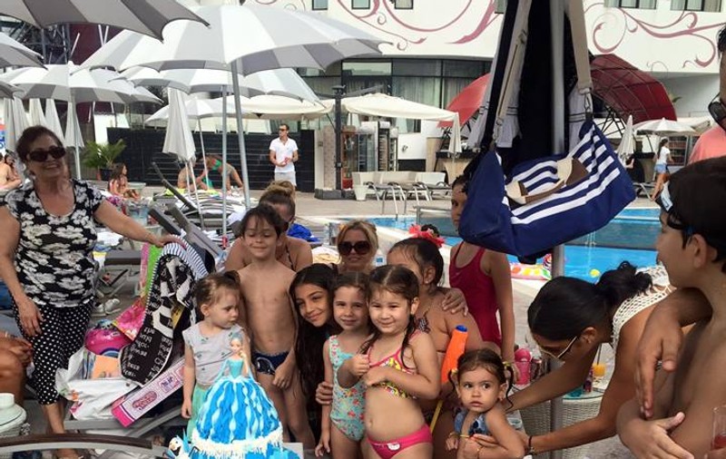 Pepe și-a sărbătorit fiica la piscină. Party în costume de baie!