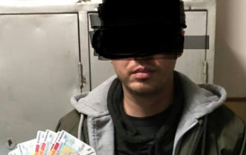Un bărbat din București folosea 13 cărți de identitate pentru a împrumuta bani de la bănci