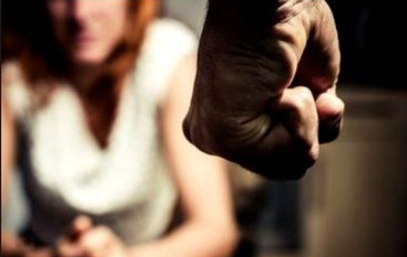 O femeie sechestrată și maltratată de soț, salvată grație unui bilet pe care l-a lăsat într-o pizzerie