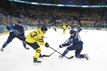 Meciul Finlanda - Suedia s-a disputat cu patinoarul din Milano plin. Foto: Profimedia