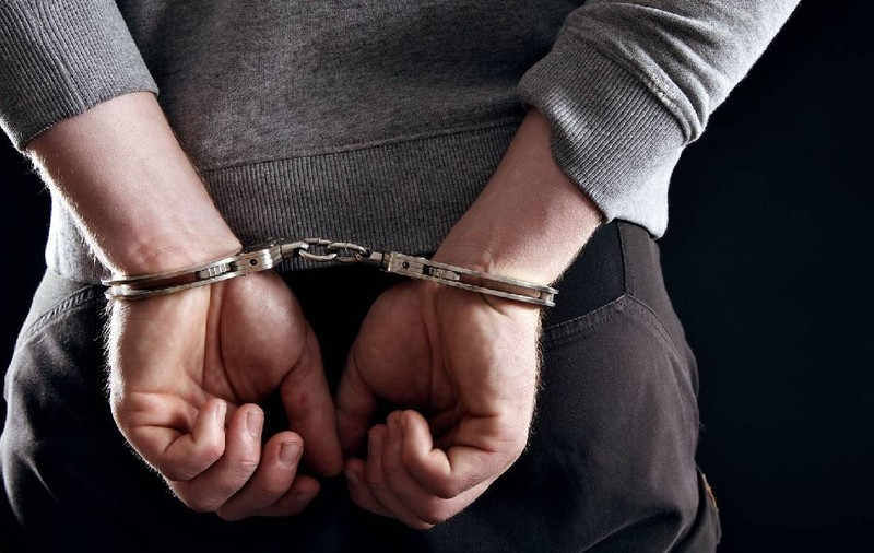 Polițist mușcat de un bărbat beat în timp ce-i punea cătușe, în sectorul 4 din București