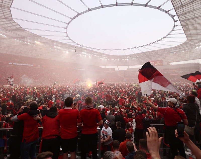 Bayer Leverkusen, campioană a Germaniei pentru prima oară în istoria sa de 120 de ani. Fanii au intrat pe gazon