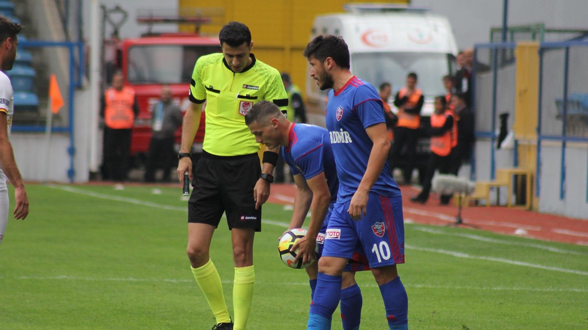 Patru dintre cei cinci fotbaliști români de la Karabukspor au fost dați afară