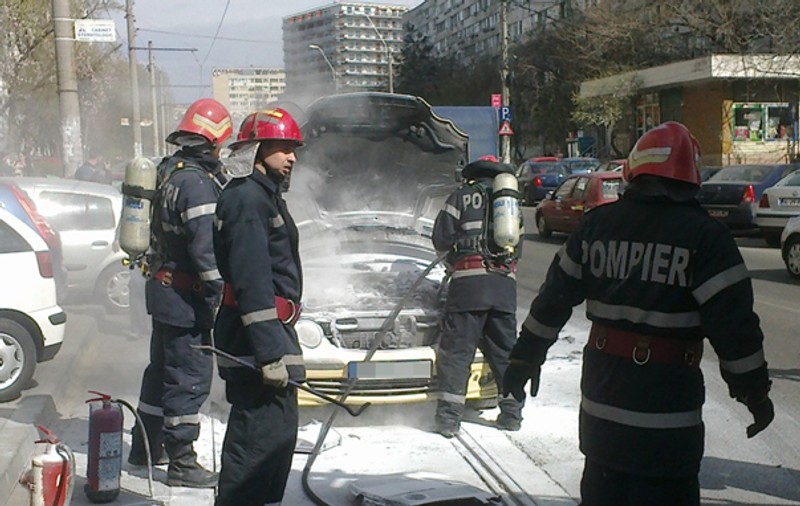 O maşină a luat foc în trafic, în cartierul Dristor din Bucureşti