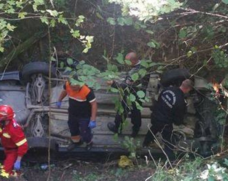 Doi copii și mama lor s-au prăbușit cu mașina într-o răpă la Deva. Un bebeluș, printre victimele salvate de pompieri