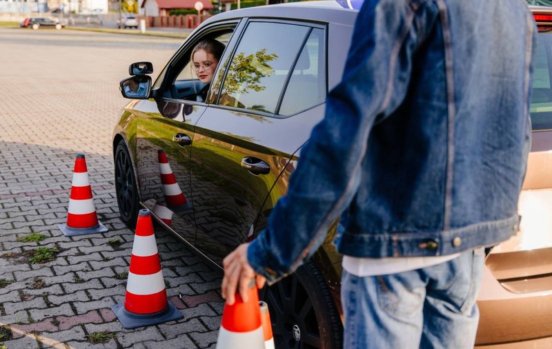 O școală de șoferi a dispărut peste noapte, chiar înainte de examen: „Am plătit cash pentru că nu le merge POS-ul din februarie”