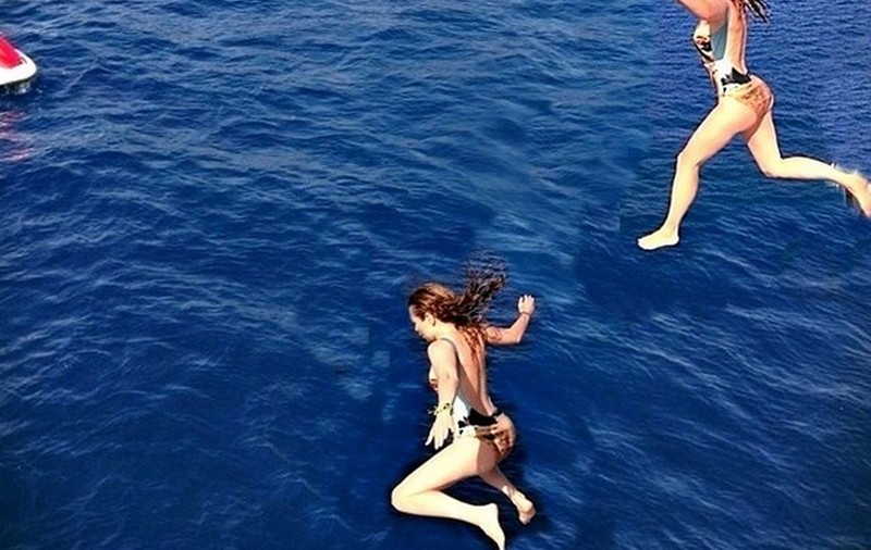 Cât de bine arată ÎN COSTUM DE BAIE, la 43 de ani, CÂNTĂREAŢA despre care se spune că şi-a SCOS DOUĂ COASTE! FOTO