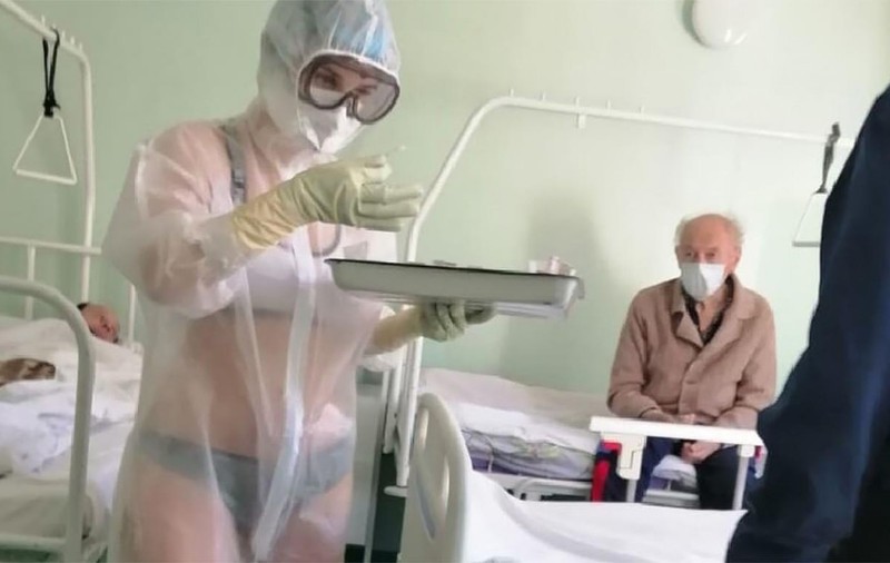 O asistentă de la un spital din Rusia, mustrată fiindcă și-a lăsat bikinii la vedere când a intrat în salonul bolnavilor. “Echipamentul de protecție mă sufocă”