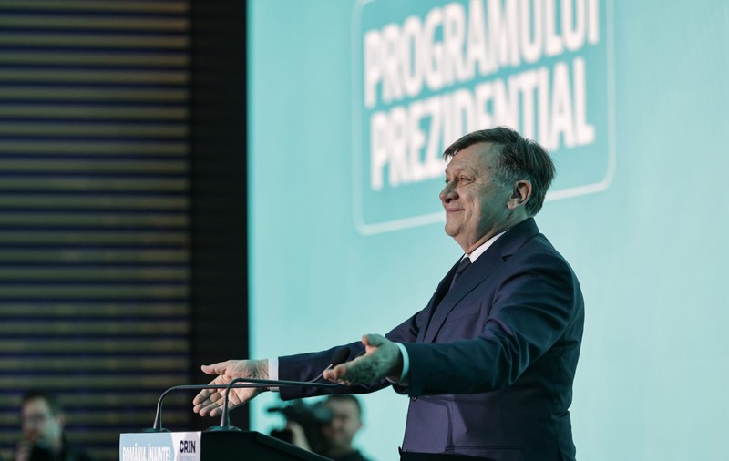 Ce nu s-a văzut la TV la lansarea programului lui Antonescu: oboseală, discursuri anoste și glumițe despre „Crin somnorosul” REPORTAJ