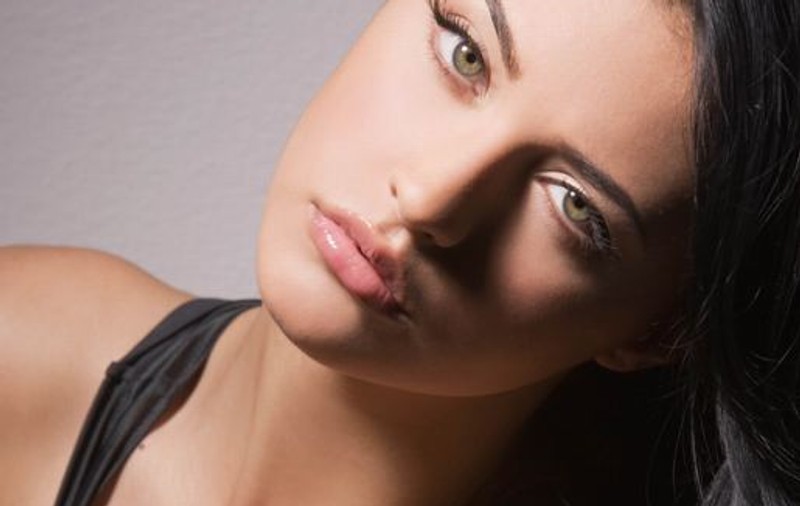 ANTONIA, ÎN GENUNCHI și aproape GOALĂ! Intră s-o vezi în cea mai senzuală poziție! FOTO