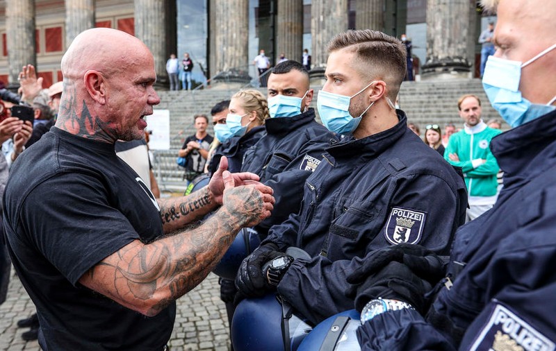 Zeci de persoane reținute de polițiștii germani, după ce o petrecere în aer liber s-a transformat în protest