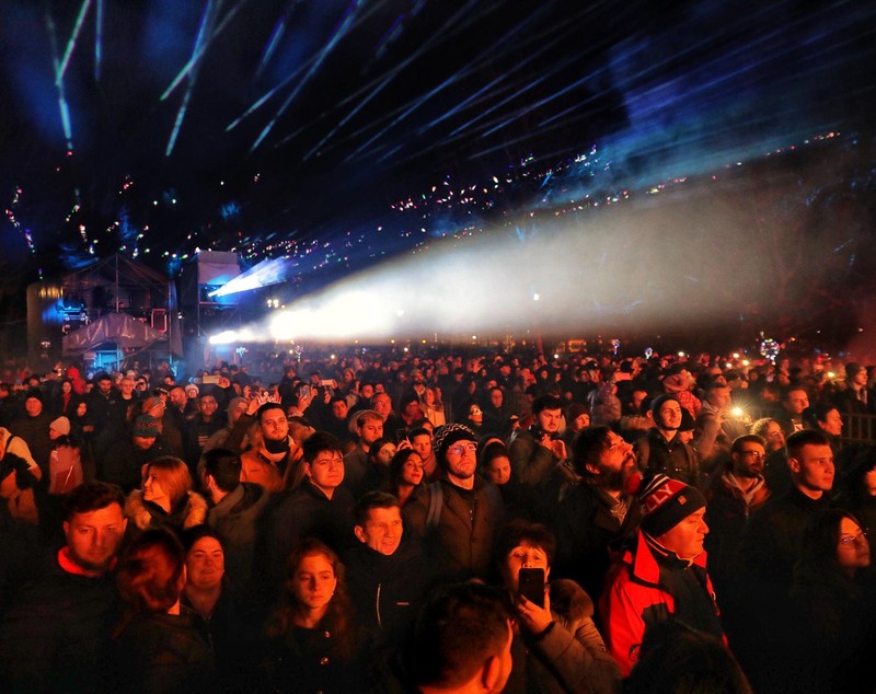 Revelion 2023. Mii de români au petrecut noaptea dintre ani pe străzi, la concerte, focuri de artificii și spectacole de lasere