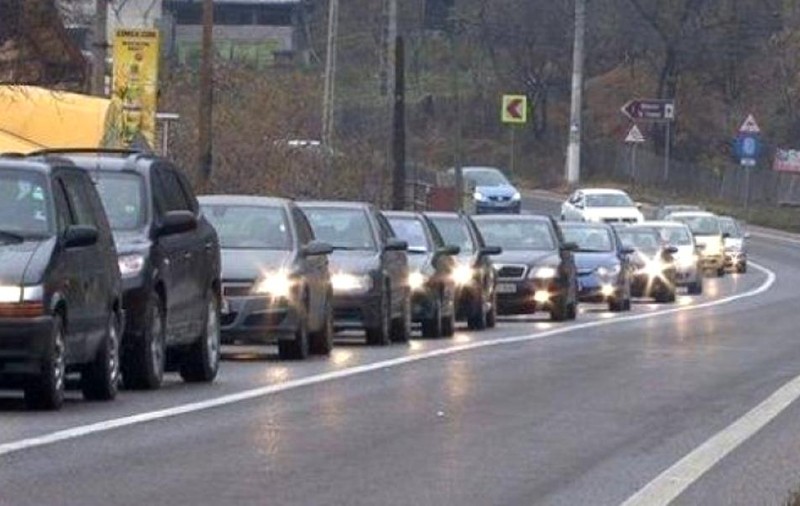 Trafic îngreunat pe DN1 din cauza unui accident rutier în care au fost implicate patru mașini