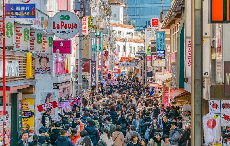 Tokyo a devenit atât de aglomerat încât autoritățile japoneze plătesc oamenii pentru a-i convinge să părăsească orașul