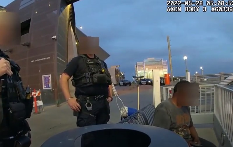 „Nu intru după tine”. Trei poliţişti au privit cum un om fără adăpost se îneacă