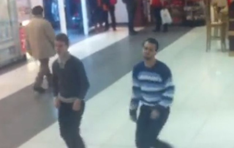 Cerere inedită în căsătorie, într-un mall din Ploieşti. Cum a reacţionat o tânără când a văzut ce i-a pregătit iubitul | VIDEO