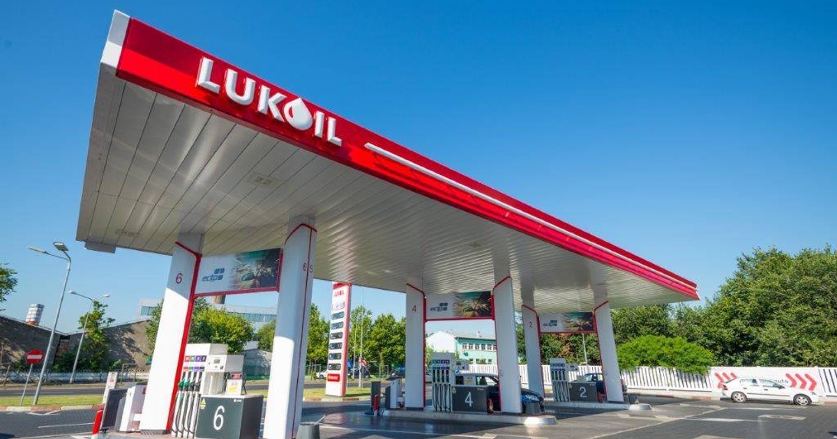 Oligarhii care controlează Lukoil au fost puși pe lista SUA pentru viitoare sancțiuni. Lukoil are în România 300 de benzinării, rafinăria Petrotel și o serie de zăcăminte ăn Marea Neagr. Benzinărie Lukoil