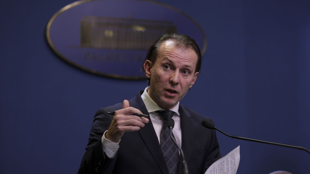 Reacția lui Cîțu după decizia CCR privind alocațiile: Ciolacu șantajează Guvernul României să nu respecte Constituția. Florin Cîțu la un pupitru de la Guvern