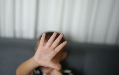 Doi părinți din Constanța, obligați să păstreze distanța față de propriii copii, după ce aceștia i-au reclamat: Poliția a emis ordin de protecție imediat