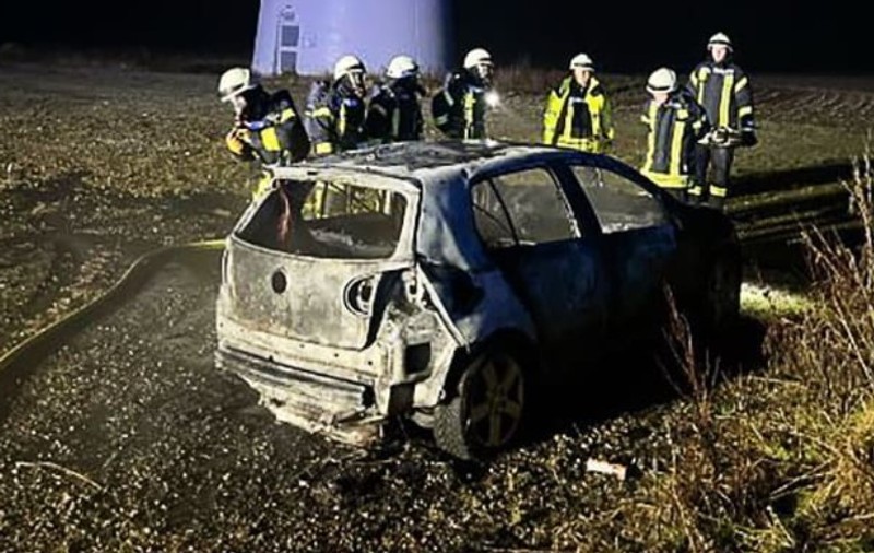 Patru adolescenți care au aprins artificii cu două nopți înainte de Anul Nou și-au incendiat propria mașină, pe un teren de golf din Germania