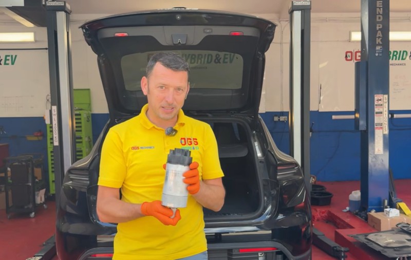 Un mecanic român din Marea Britanie arată de ce te costă peste 50.000 de lire să repari defecțiuni minore la un Porsche Macan electric | VIDEO