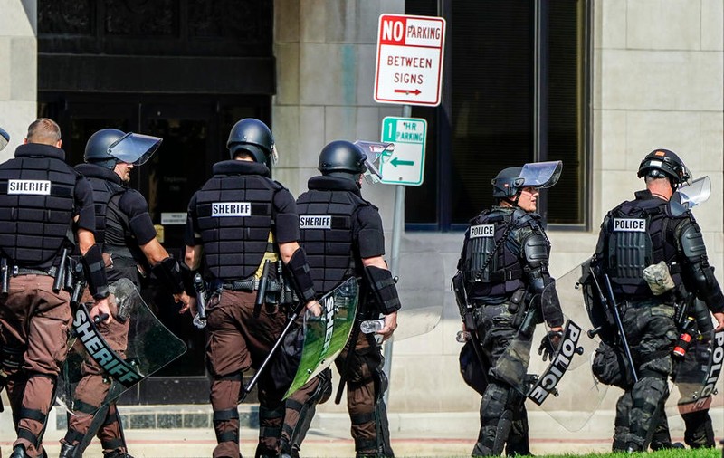 Garda Națională SUA a fost mobilizată în Wisconsin, în așteptarea unor noi proteste, după ce un bărbat de culoare a fost împușcat de polițiști