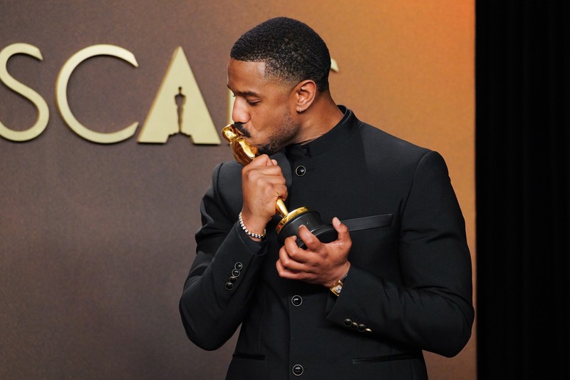 Michael B. Jordan a ales pentru Oscarurile din 2026 un ceas Piaget Tank. Foto: Profimedia