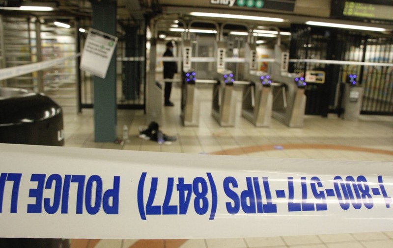 VIDEO. Atac armat la metroul din New York. 16 persoane au fost rănite, atacatorul a fugit