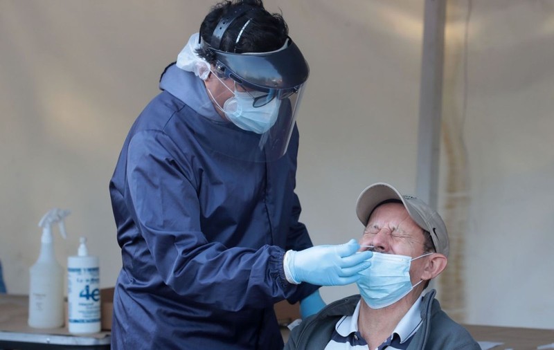 Cele mai frecvente cinci simptome de COVID în rândul persoanelor infectate după vaccinare