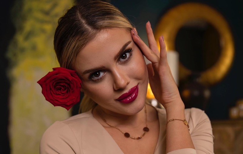 Cine este Emily Burghelea, noua prezentatoare de la „Vorbește lumea”:  „Sunt la început de drum”