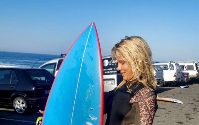 O fată de 13 ani a fost atacata de un rechin alb în timp ce făcea surf