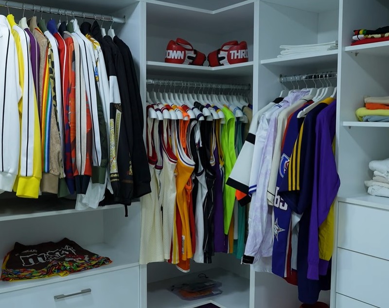 Imagini cu dressingul lui Dorian Popa. „Poate fi asemănat cu un spital. Sunt nebun după ordine”. Are o colecție de adidași de 40.000 de euro