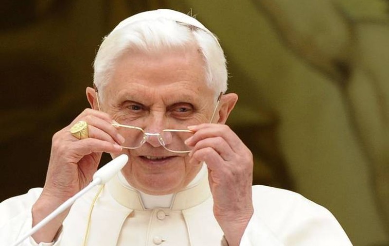 Alte probleme de sănătate pentru PAPA BENEDICT al XVI-lea, pe lângă CANCERUL la CREIER! Vezi cu ce se confruntă!