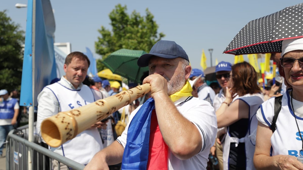 Sibdicalist din învățământ protestează în fața Palatului Parlamentului și suflă într-o vuvuzea