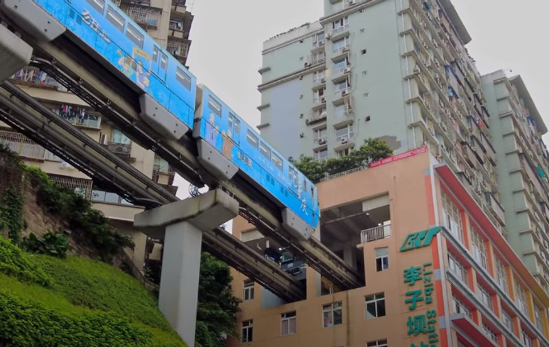„Obiectiv turistic”. Metroul chinezesc care intră prin bloc și are stație la etajul al 19-lea. VIDEO
