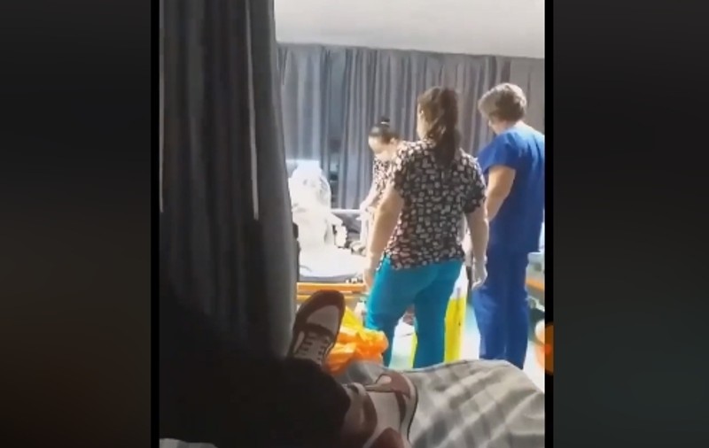 VIDEO ȘOCANT | Infirmiere de la Spitalul Universitar din București filmate când loveau și înjurau pacienți: „Dacă mai scoți mâna, să dea dracu' dacă nu ți-o tai”