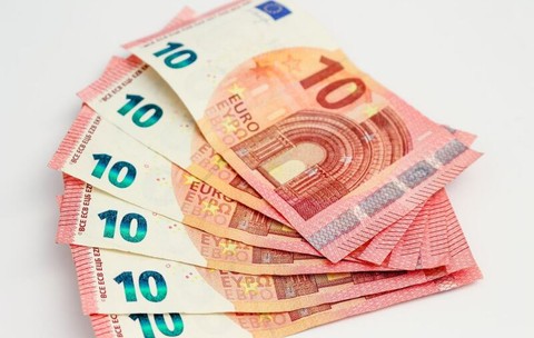 Euro a urcat la maximul istoric de 5,2788 lei, iar dolarul a ajuns la 4,6265 lei