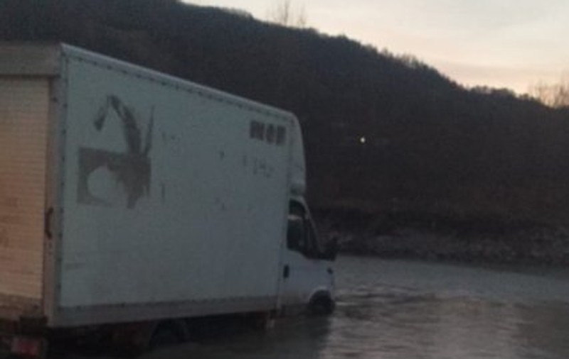 Doi vrânceni, salvați după ce au rămas blocați în mijlocul râului pe care încercau să-l traverseze cu o autoutilitară